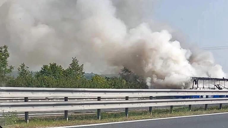 Požár autobusu na dálnici D5 v sobotu 29. června. Foto: FB