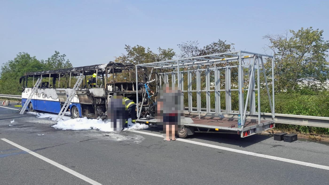 Požár autobusu na dálnici D5 v sobotu 29. června. Foto: HZS
