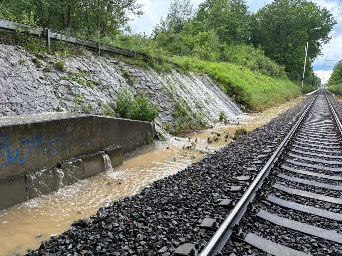 Na železniční trati Plzeň - České Budějovice došlo k sesuvu půdy. Foto: SŽ