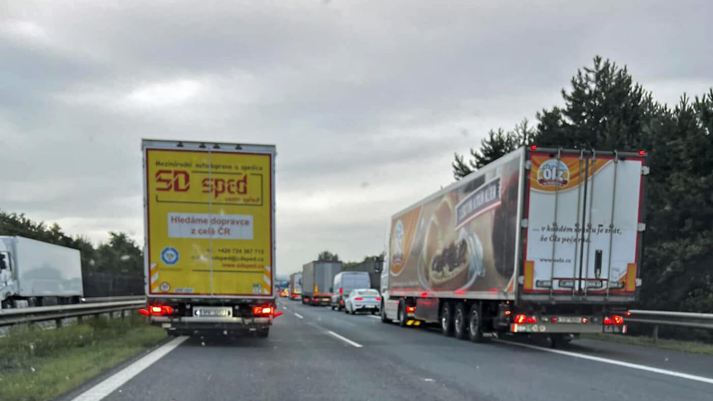 Na dálnici D5 před Prahou se v pondělí tvoří dlouhé kolony. Foto: Ladislav Griga