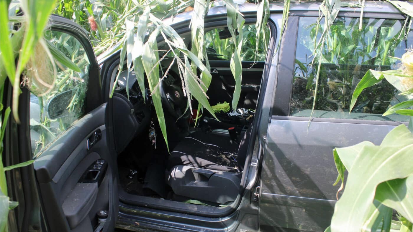 Ujíždějící řidič skončil i s autem v kukuřičném poli. Foto: PČR