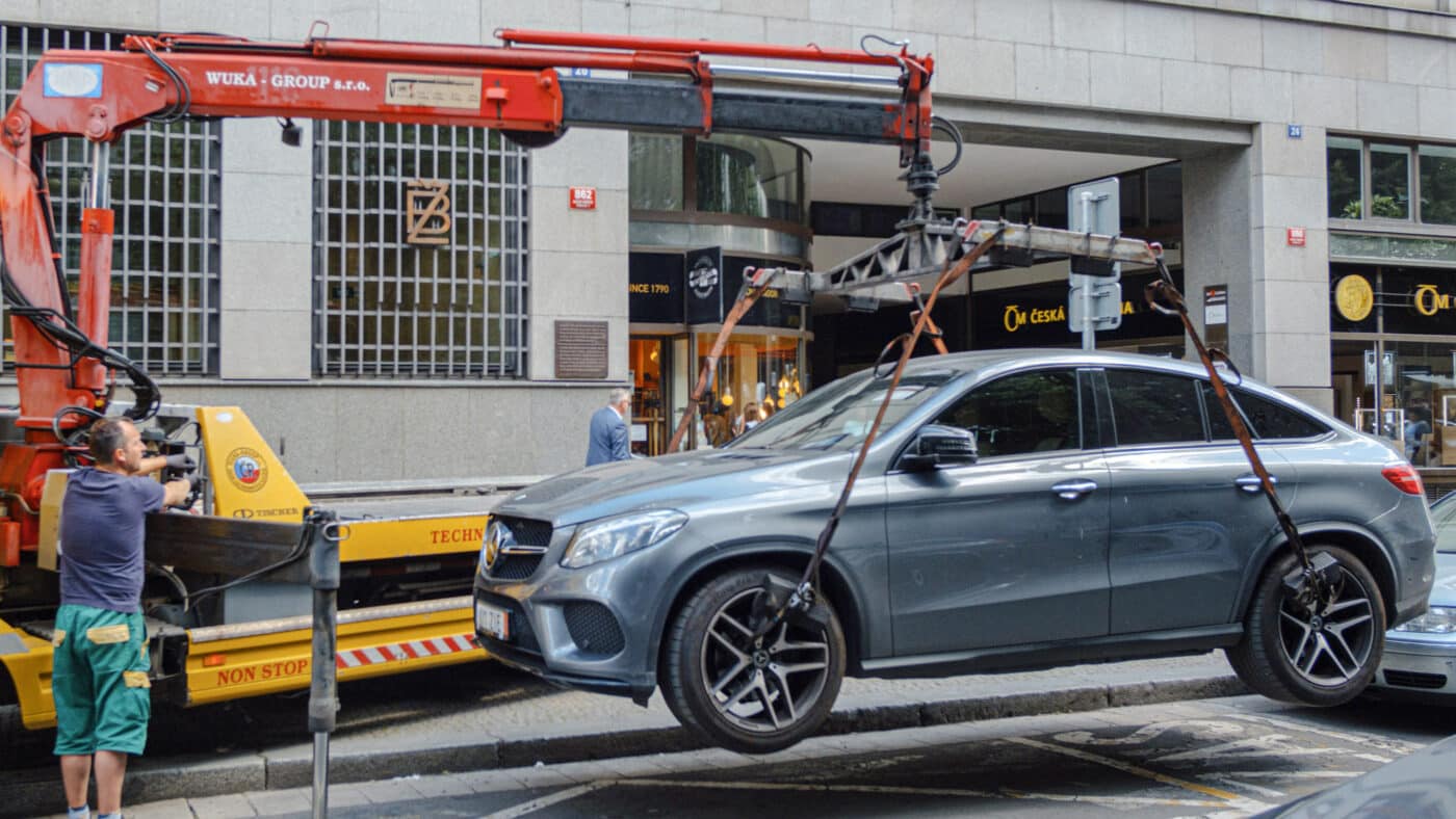 Odtah auta v Praze. Foto: Pražský magistrát