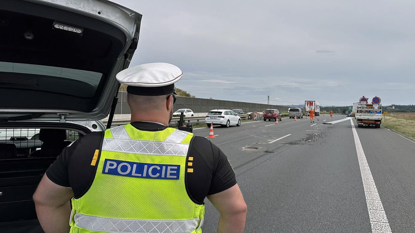 Provoz na dálnici D1 komplikuje vysypaný náklad. Foto: PČR