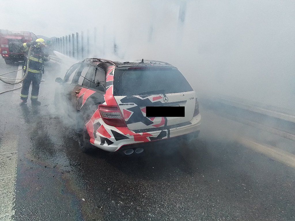 Na dálnici D8 shořel mercedes. Foto: HZS