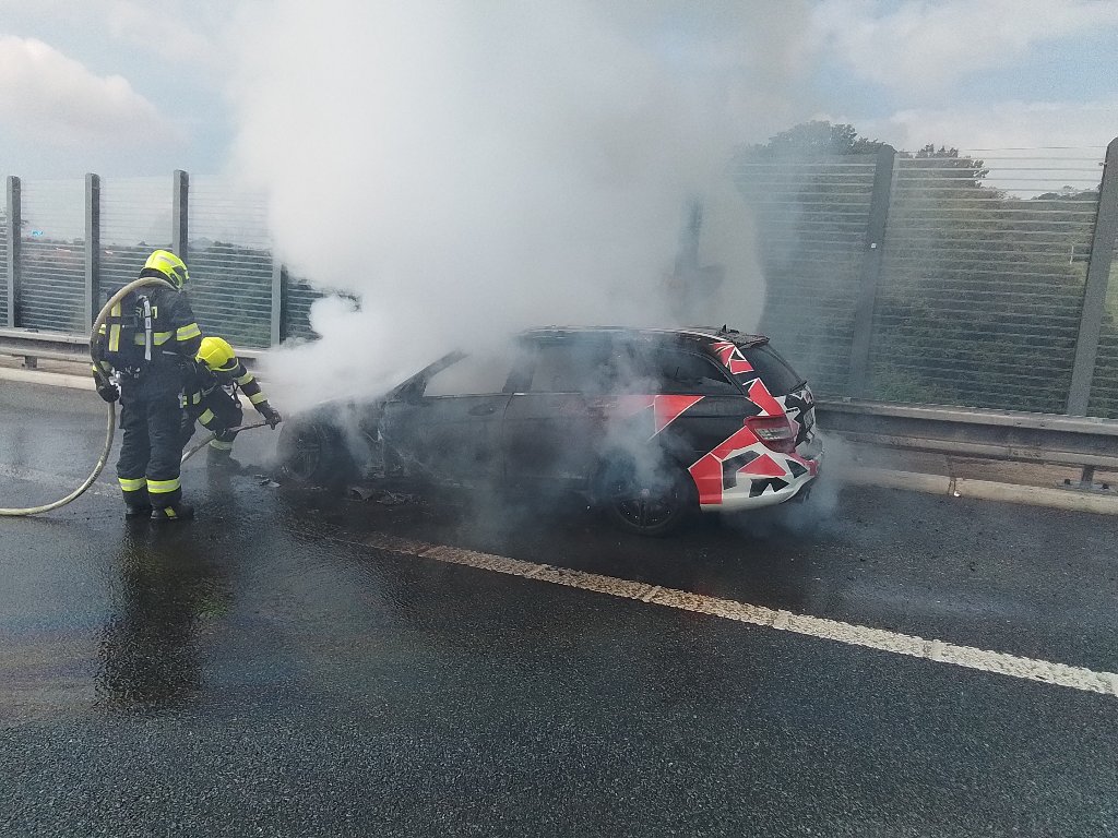 Na dálnici D8 shořel mercedes. Foto: HZS
