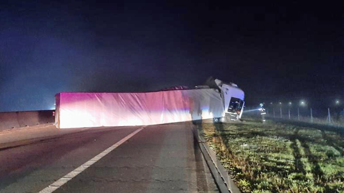 Vážná nehoda kamionu na dálnici D1. Foto: PČR