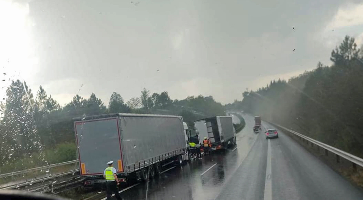 Nehoda dvou kamionů na dálnici D5.