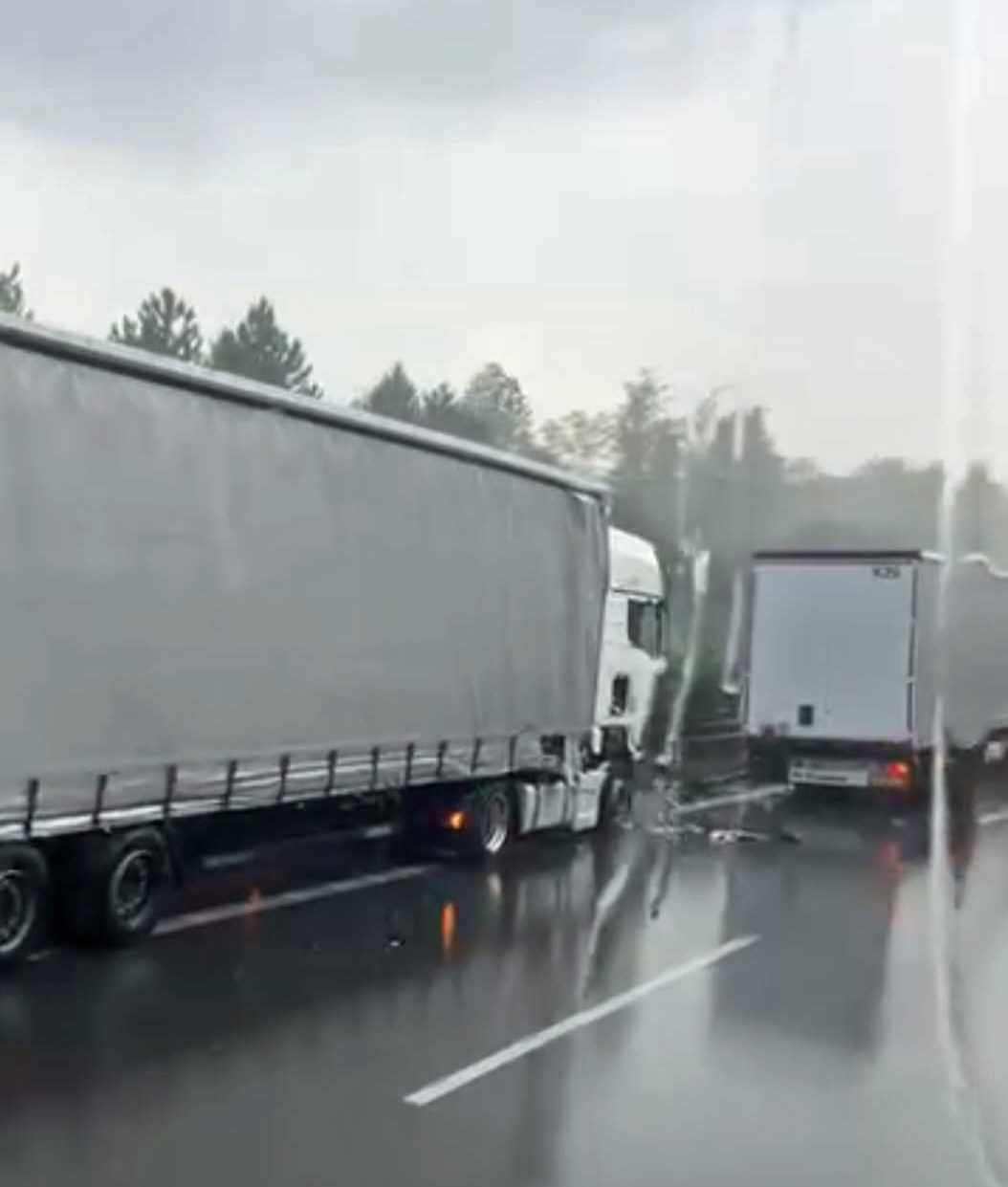 Nehoda dvou kamionů na dálnici D5.