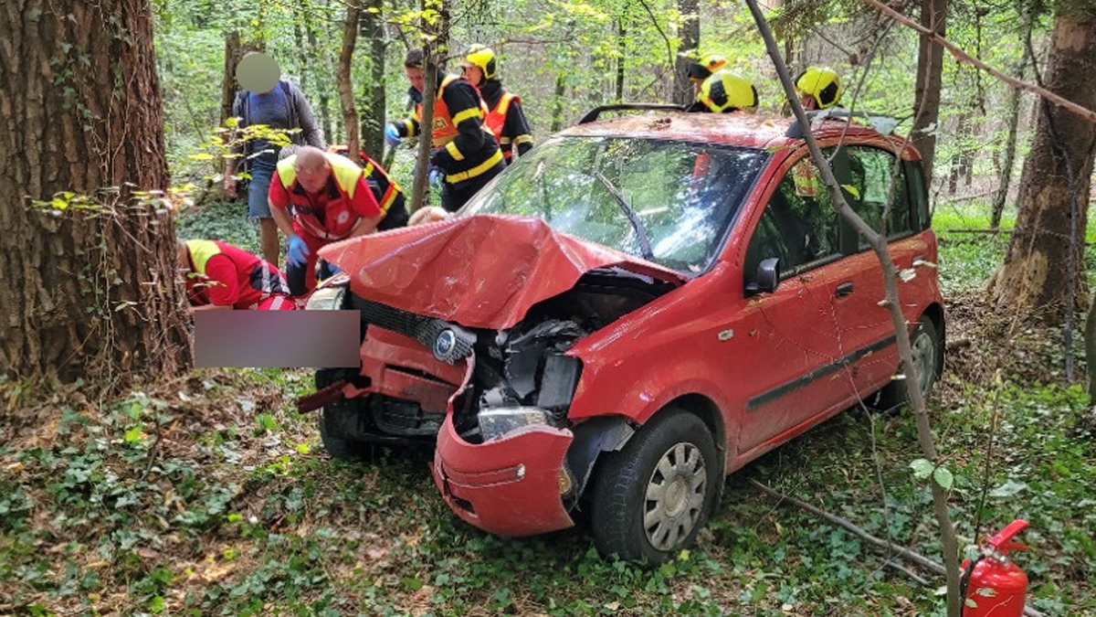 Tragická nehoda mezi obcemi Háj a Velká Polom. Foto: HZS