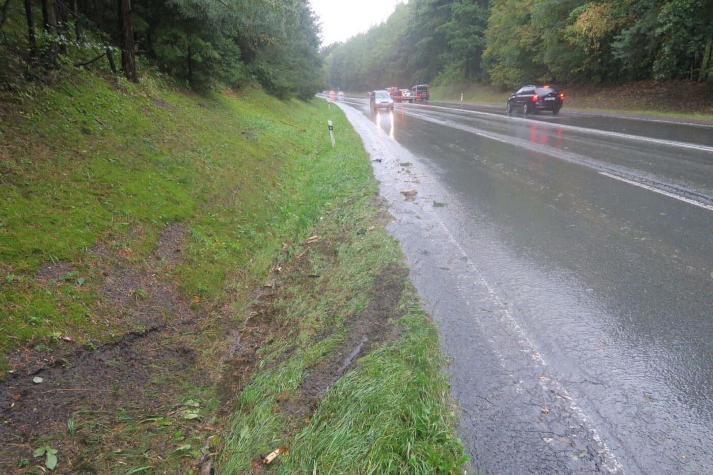 Řidiči bourají na mokrých silnicích, jako večer v jižních Čechách.