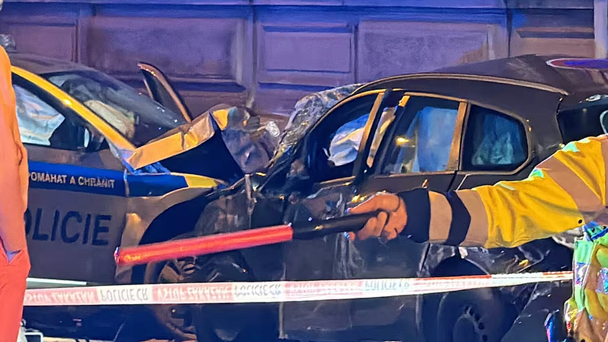 Tragická nehoda policistů a auta v Sokolské ulici.