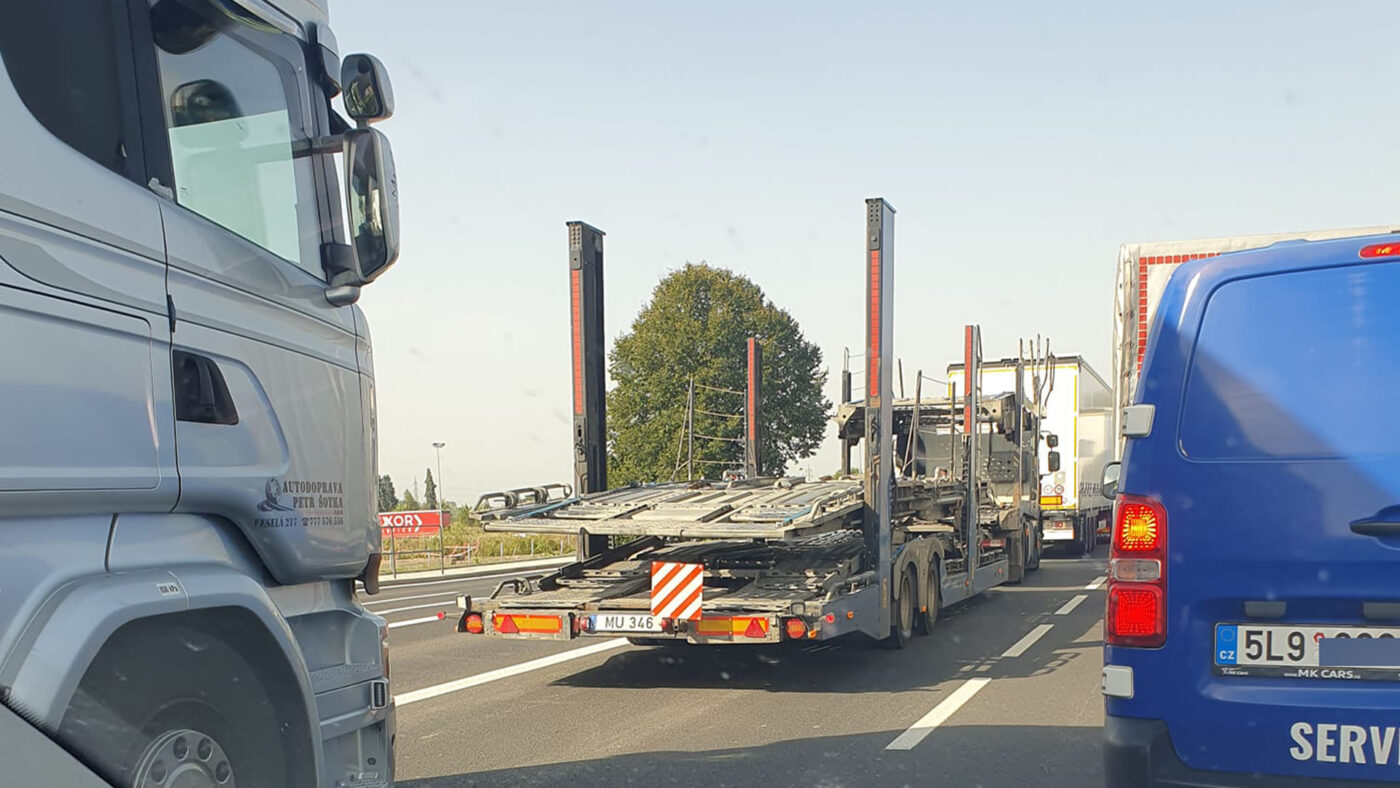 Kolona aut u Řepova. 