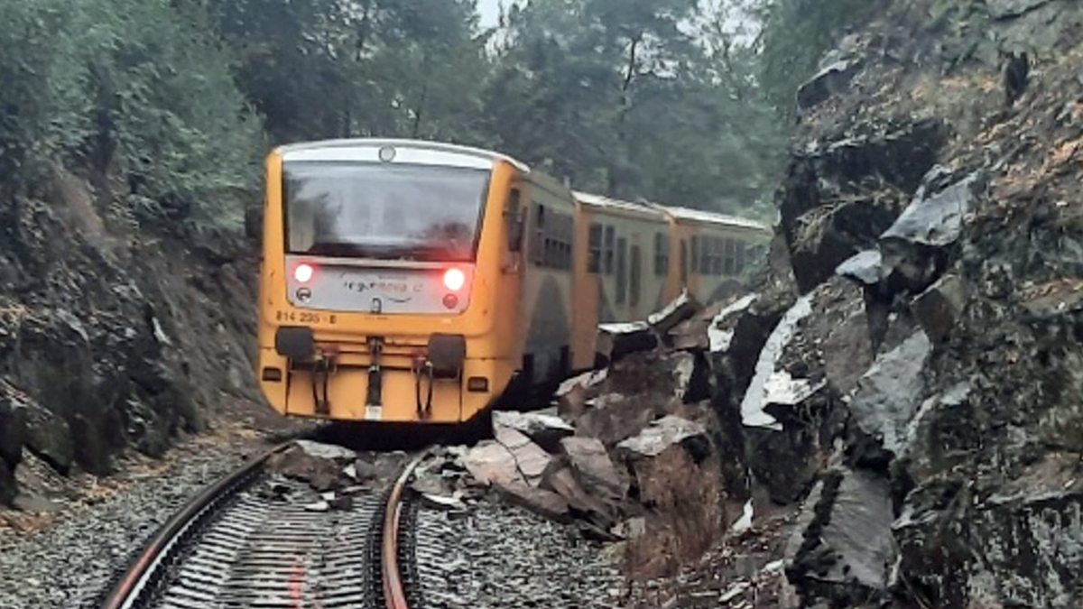 U Kamenného Přívozu zastavilo vlaky popadané kamení.