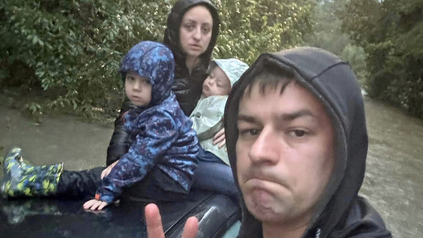 Rodinu v Orlové uvěznila povodeň na střeše auta. 