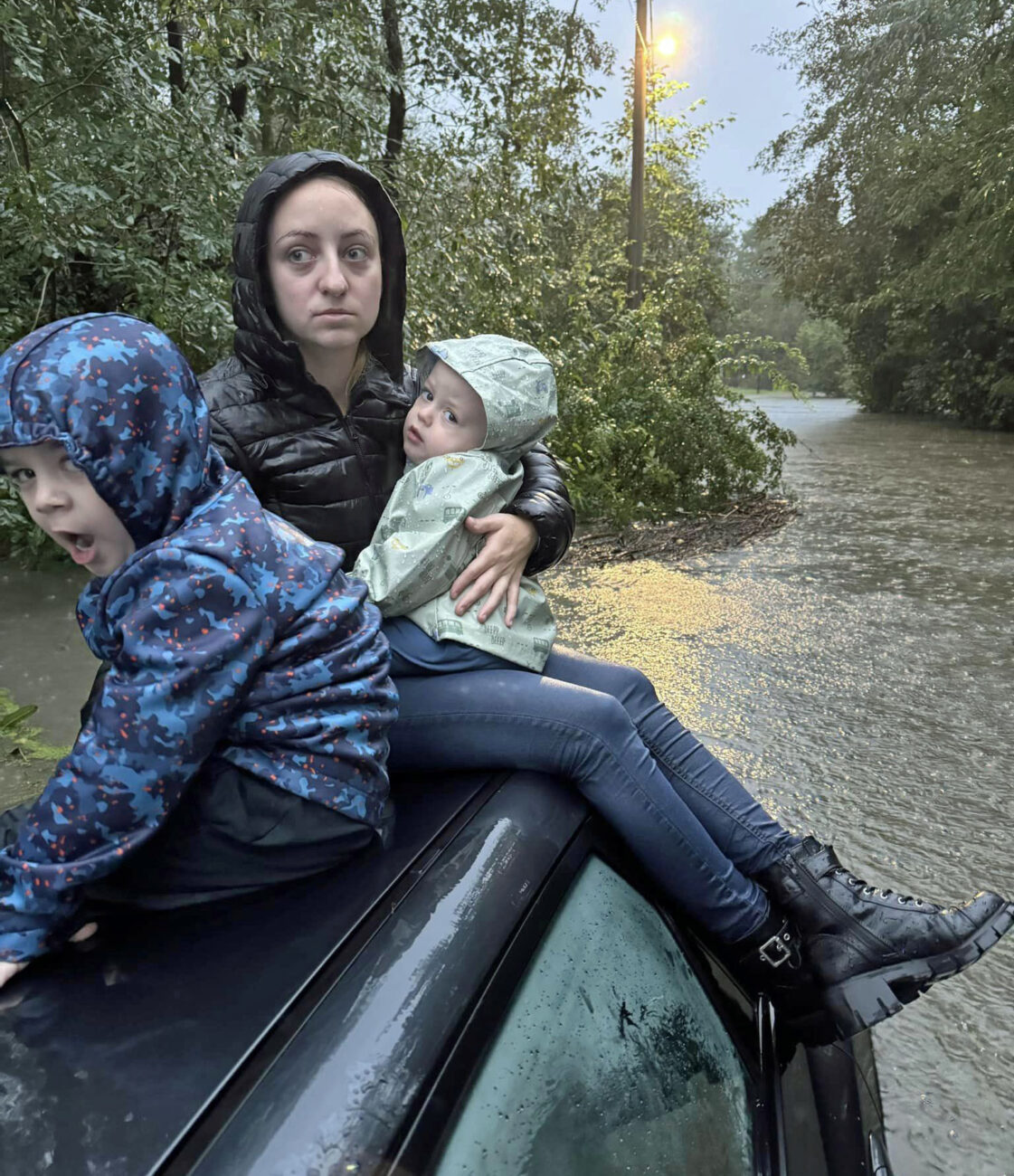 Rodinu v Orlové uvěznila povodeň na střeše auta. 