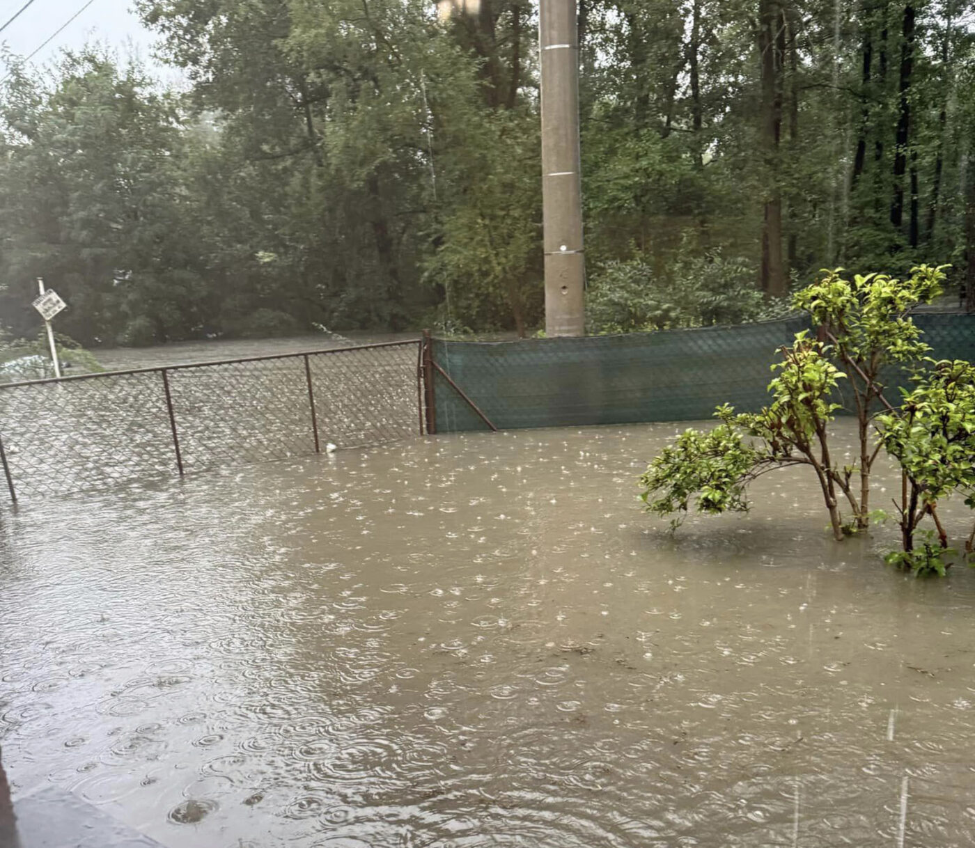 Rodinu v Orlové uvěznila povodeň na střeše auta. 