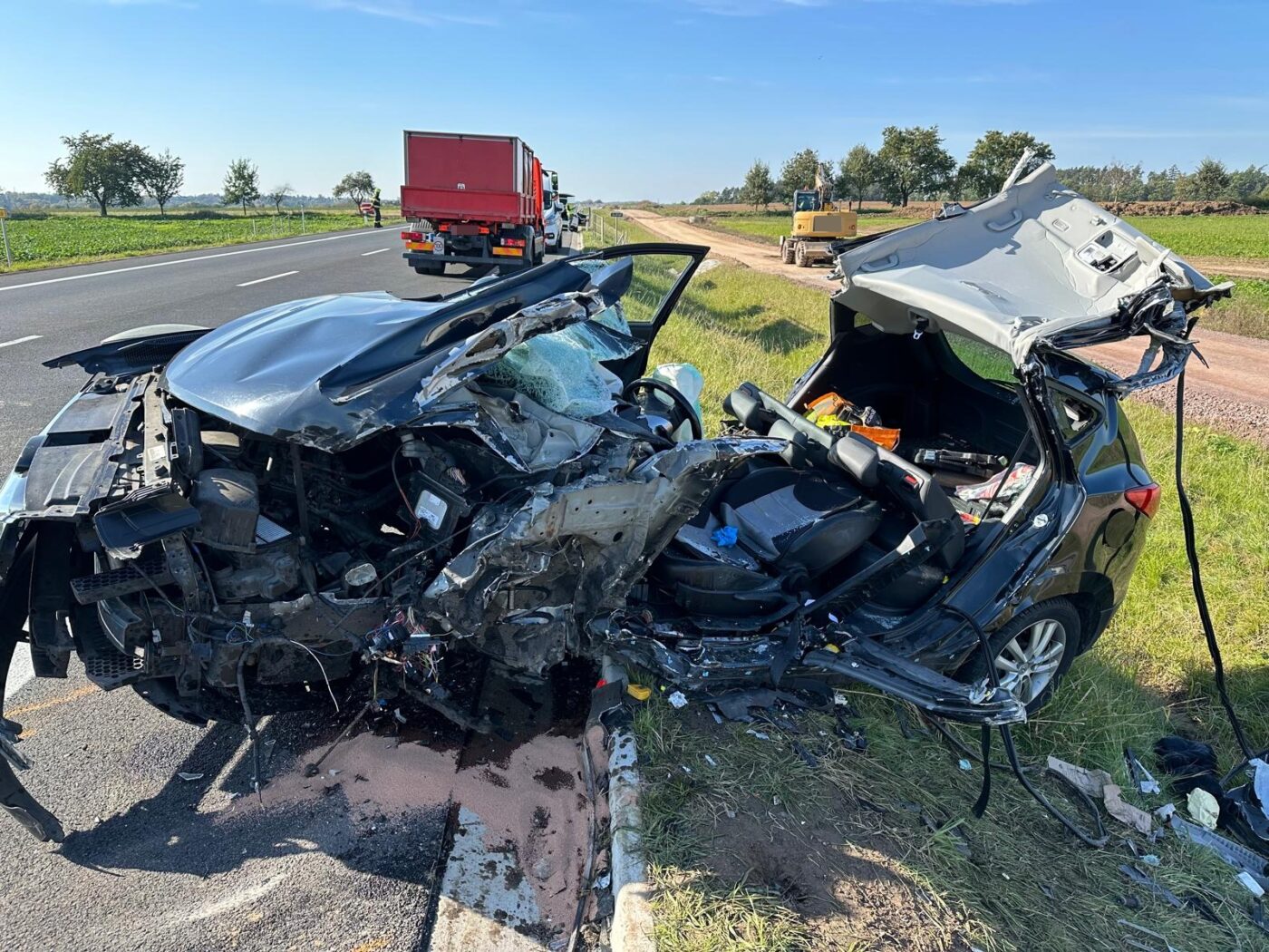 Nehoda kamionů a auta na obchvatu Jaroměře. Foto: HZS