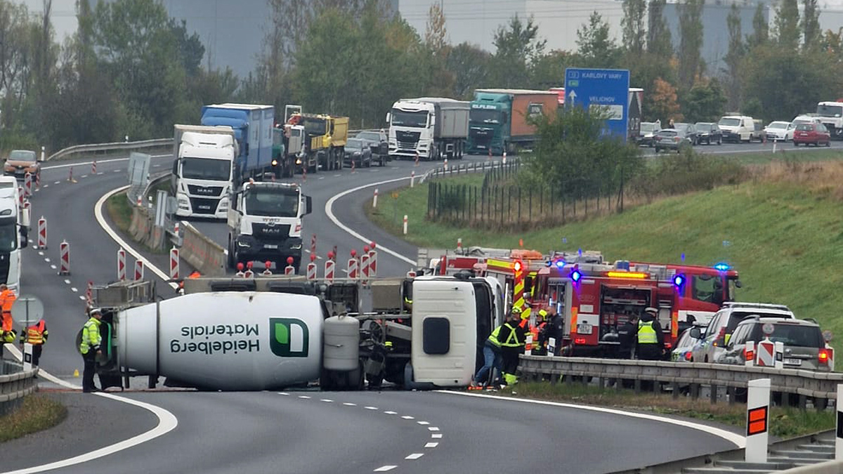 Domíchávač betonu se převrátil napříč silnicí ve směru na Ostrov. Zdroj: Jaroslav Galčík