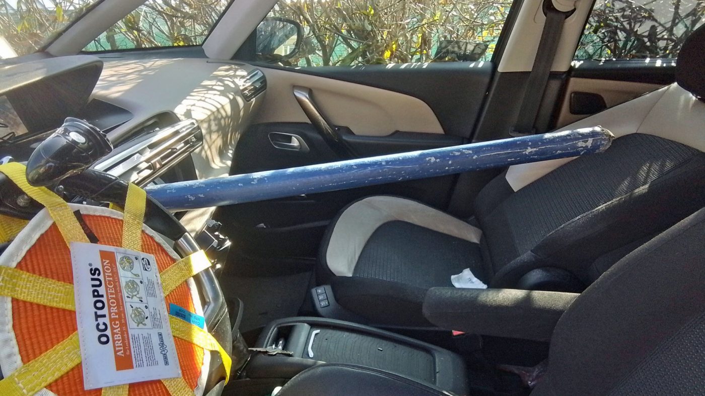 V Moravském Berouně narazilo auto do zábradlí. 