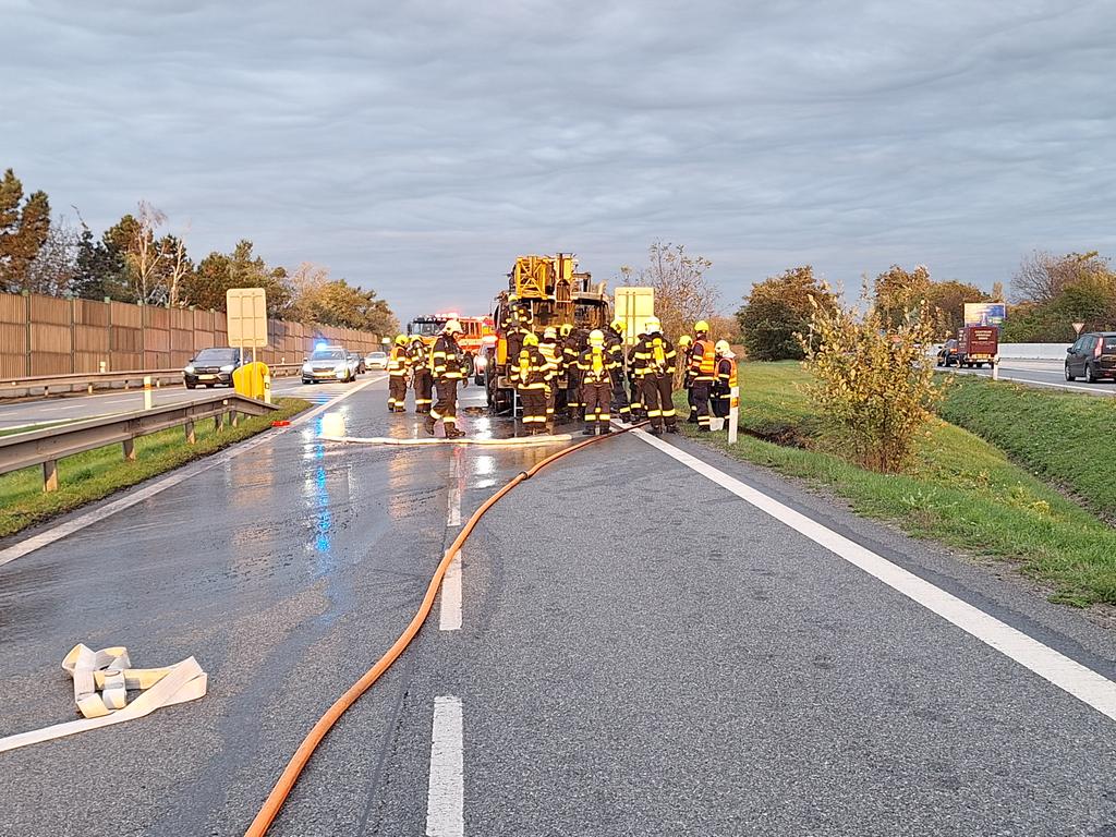 Před osmou hodinou byl požár jeřábu uhašen. Foto: HZS