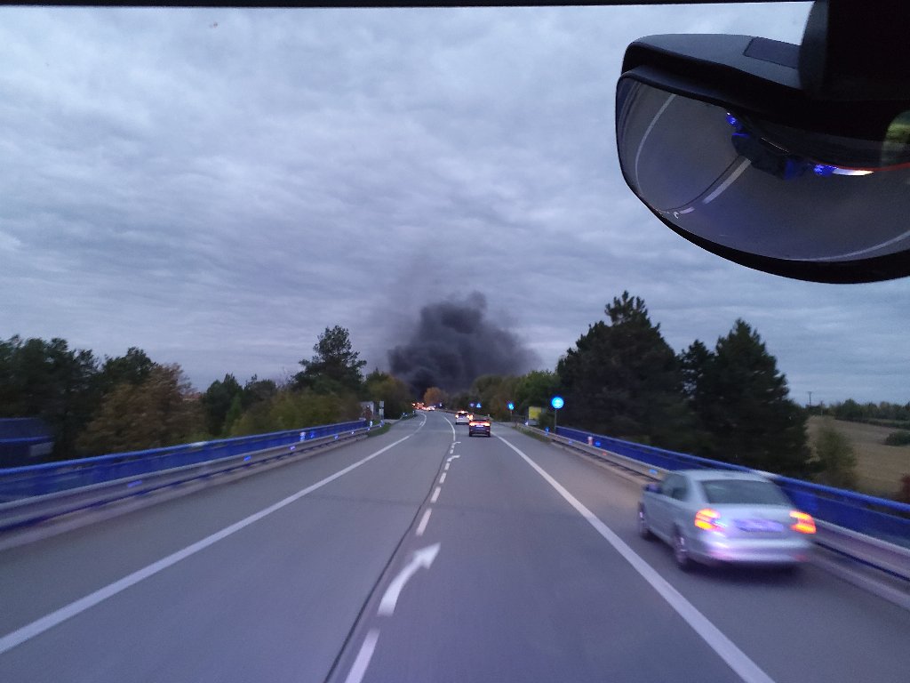 Požár autojeřábu na silnici 50. Foto: HZS