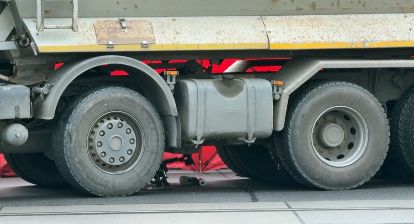 Nehoda nákladního vozu a cyklisty. 