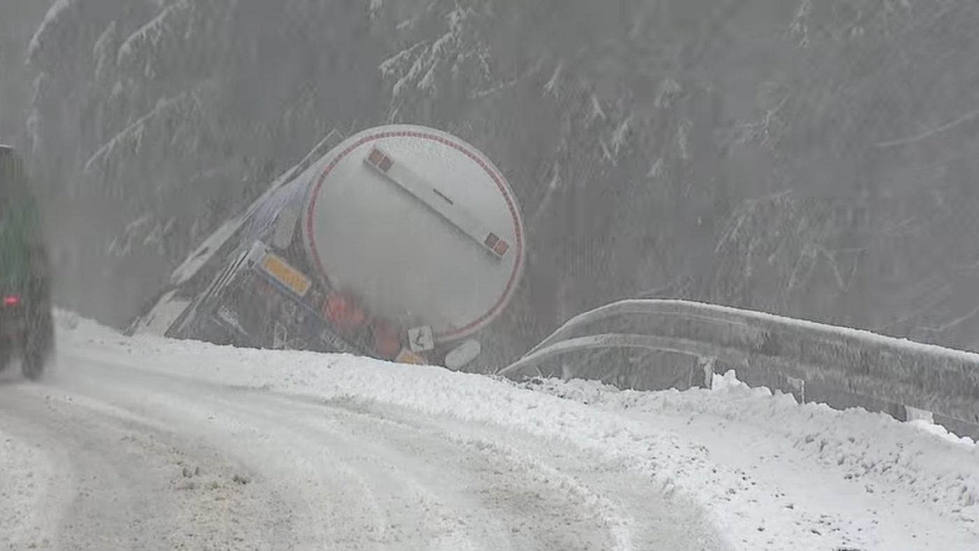 Cisterna sjela u Bumbálky ze silnice. Zdroj: Události Ostrava