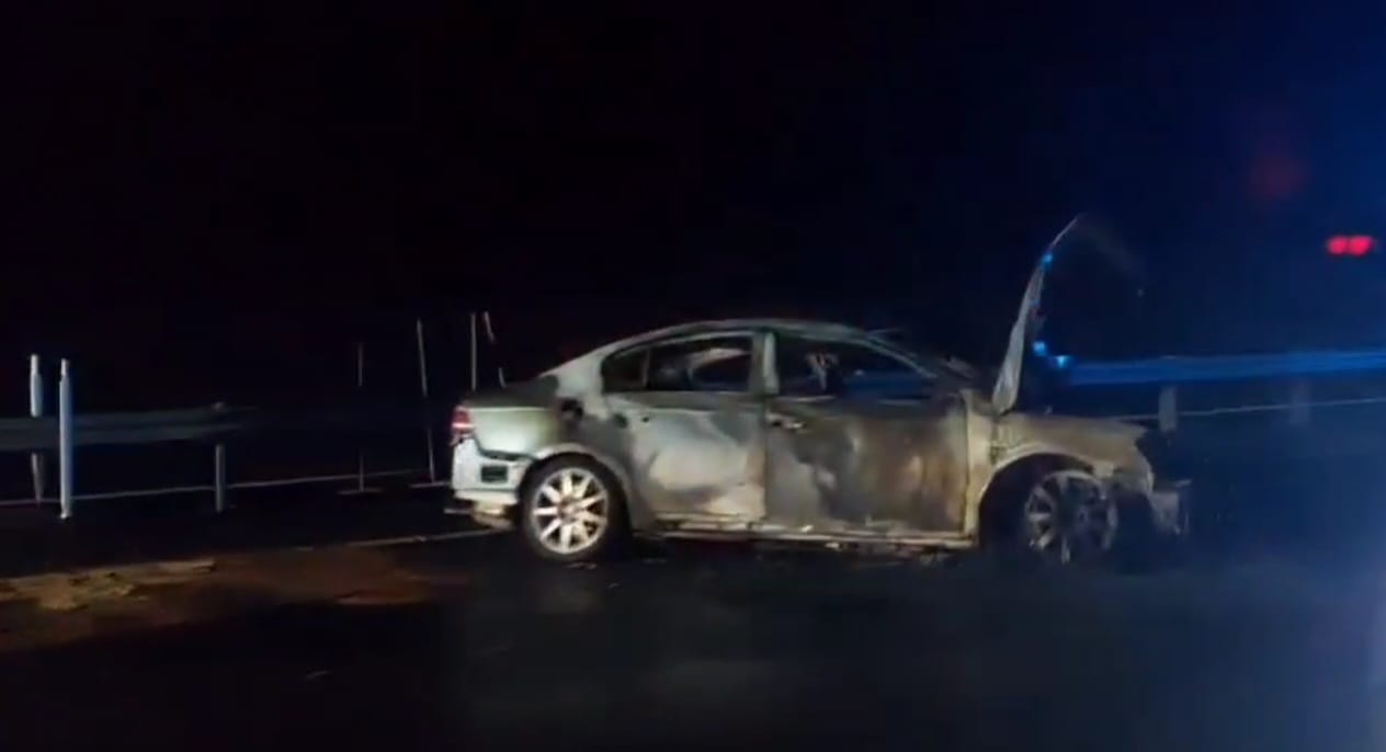 Vůz po nehodě na D11 zcela shořel. 