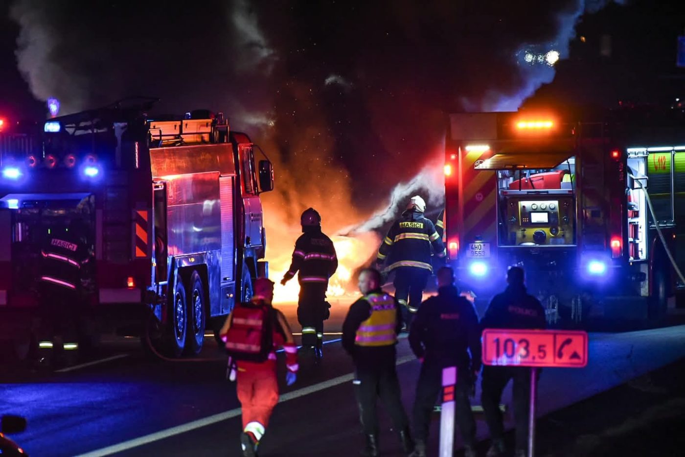 Zásah hasičů u požáru auta na D11.