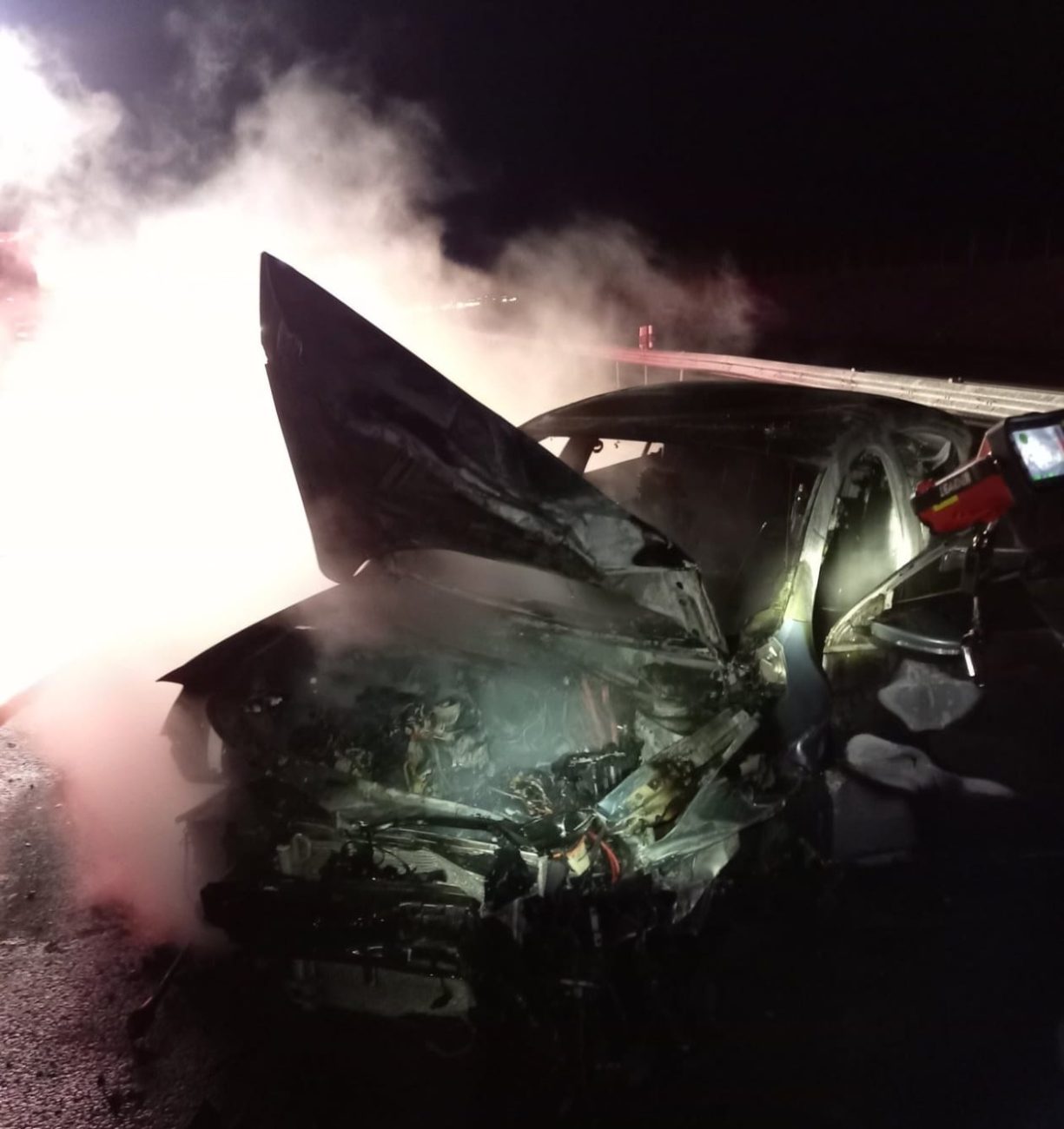 Vůz po nehodě na D11 zcela shořel. 