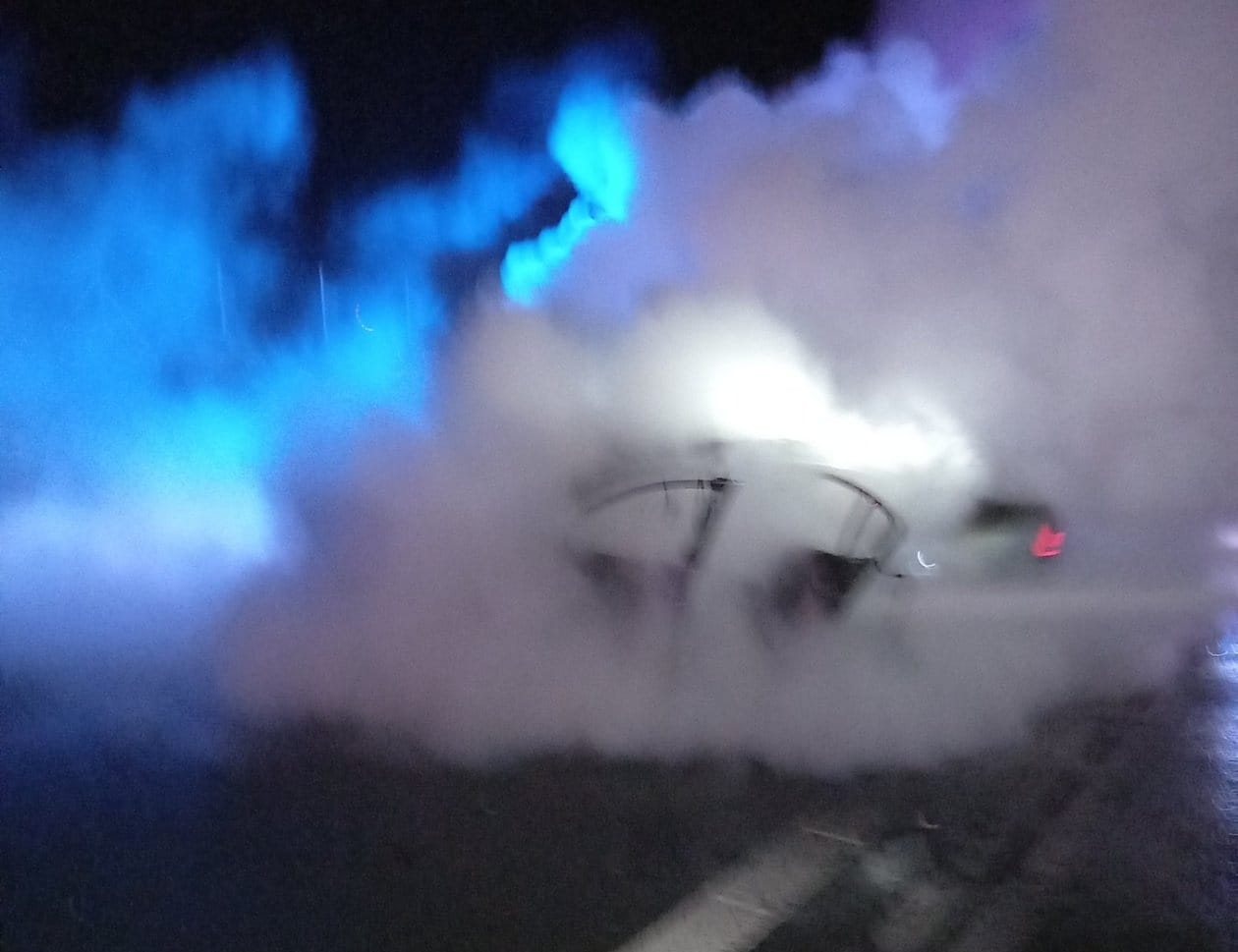 Vůz po nehodě na D11 zcela shořel. 