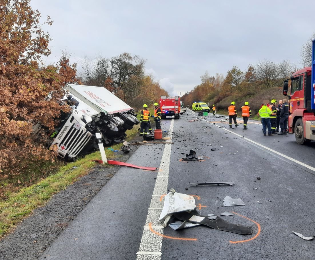 Nehoda kamionu a dodávky u Málkova. Foto: PČR