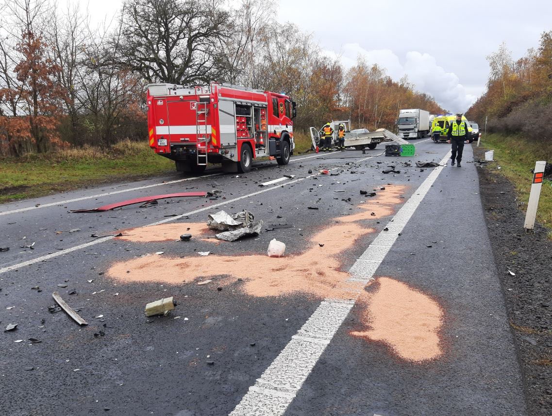 Nehoda kamionu a dodávky u Málkova. Foto: PČR