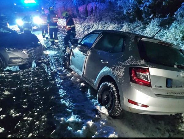 U Lanškrouna se na sněhu srazila dvě auta. Foto: HZS