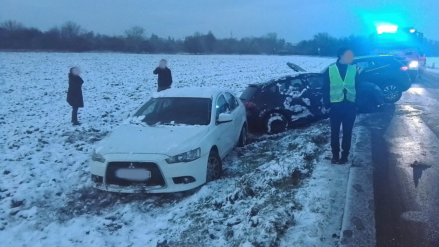 Sníh komplikuje dopravu.  V Olomouci – Hejčíně se srazila tři auta. Foto: HZS