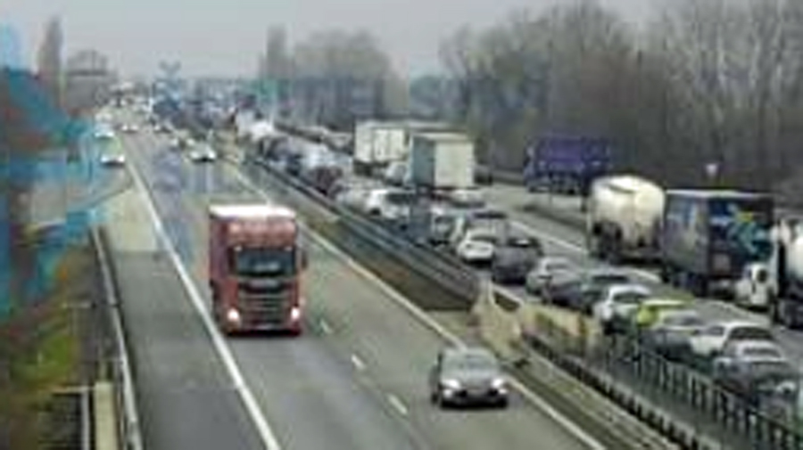 Na D1 u Tvarožné se tvoří kolony. 