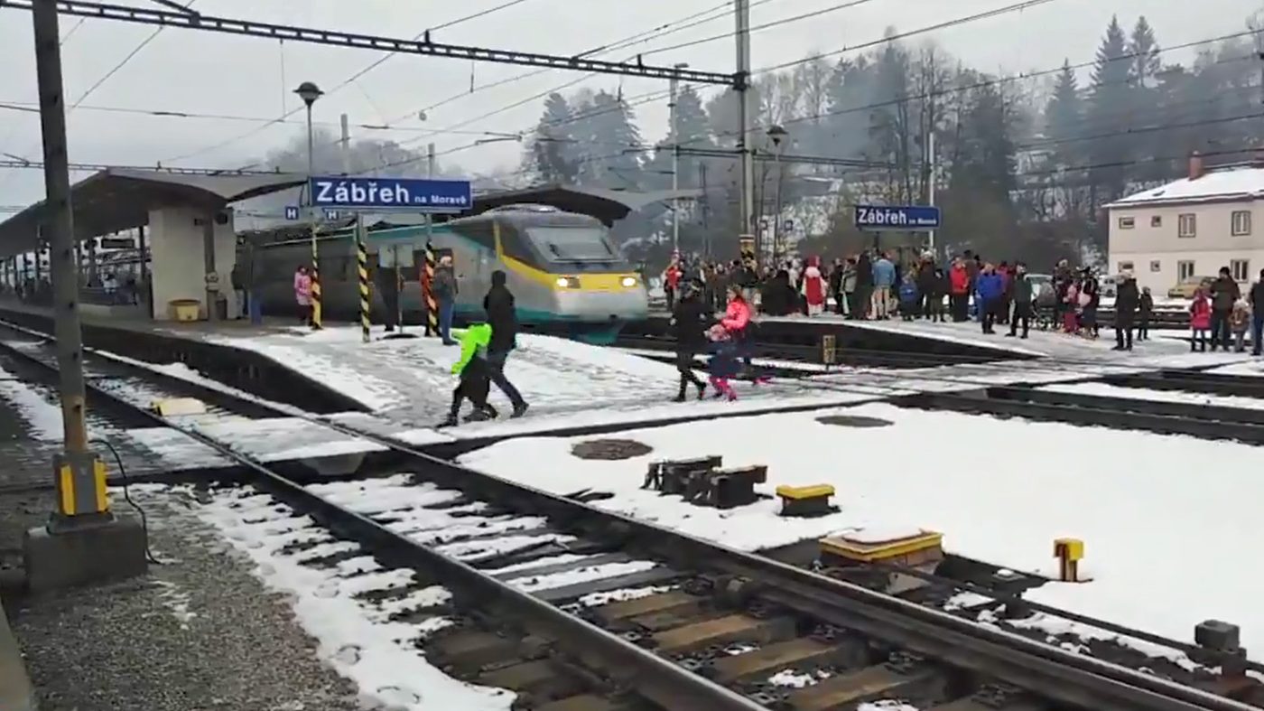 Přebíhání kolejí v Zábřehu na Moravě.