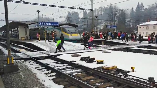 Přebíhání kolejí v Zábřehu na Moravě.