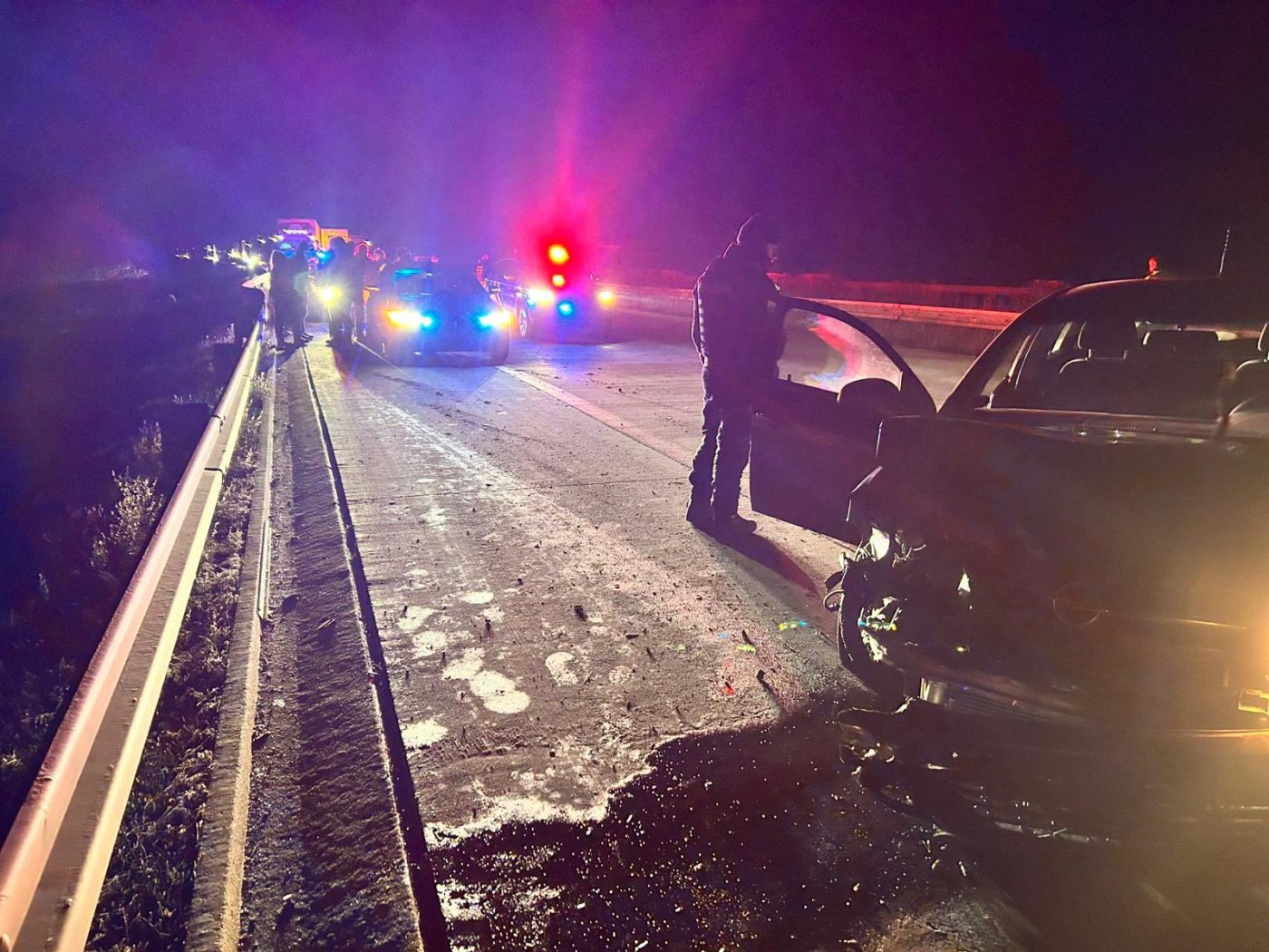 Ujíždějící řidič narazil do policejního vozu. Dálnice D5 je uzavřena.