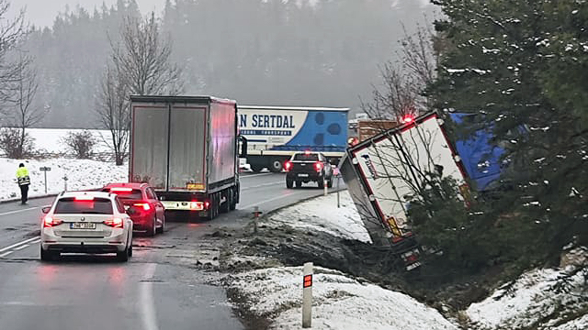 Nehoda na Mohelničáku. Pohled z druhé strany. Foto: Jan Špinar