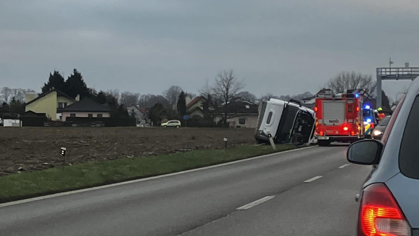 Nehoda kamionu v obci Dasný. Foto: Jana Čížková