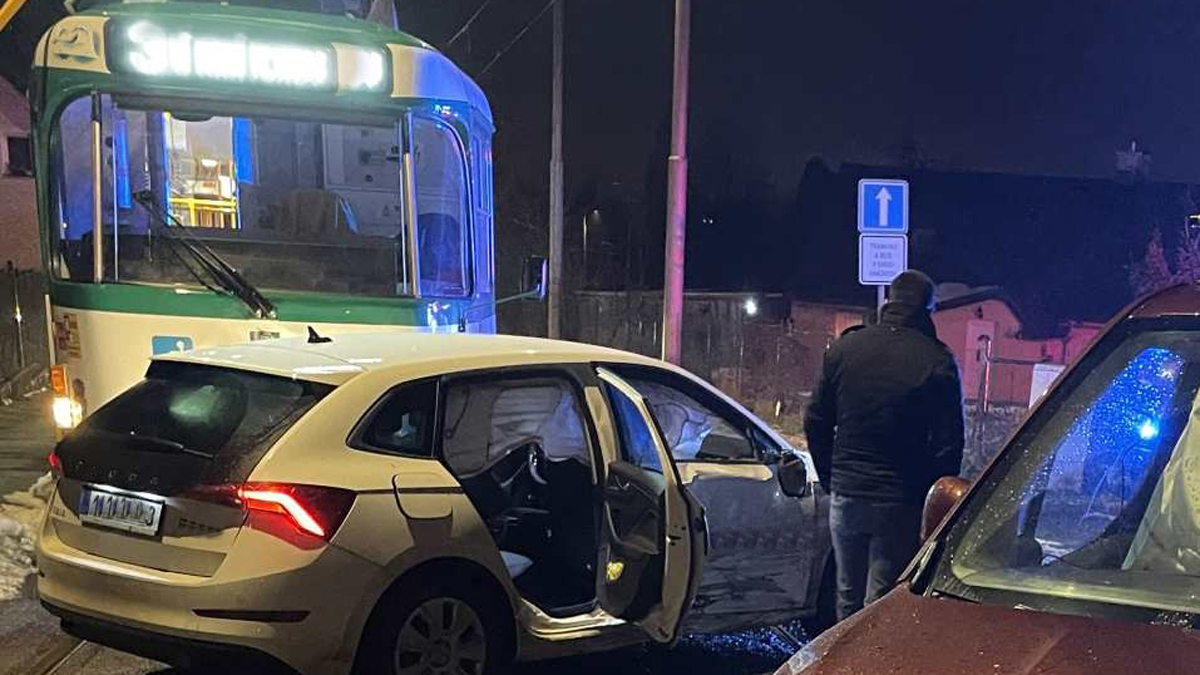Nehoda tramvaje a dvou aut v Liberci Horním Hanychově. Foto: HZS