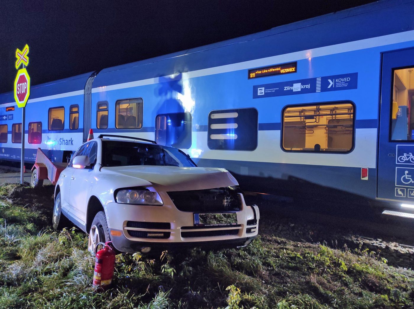V Želechovicích vjelo auto před vlak. Foto: ZZS