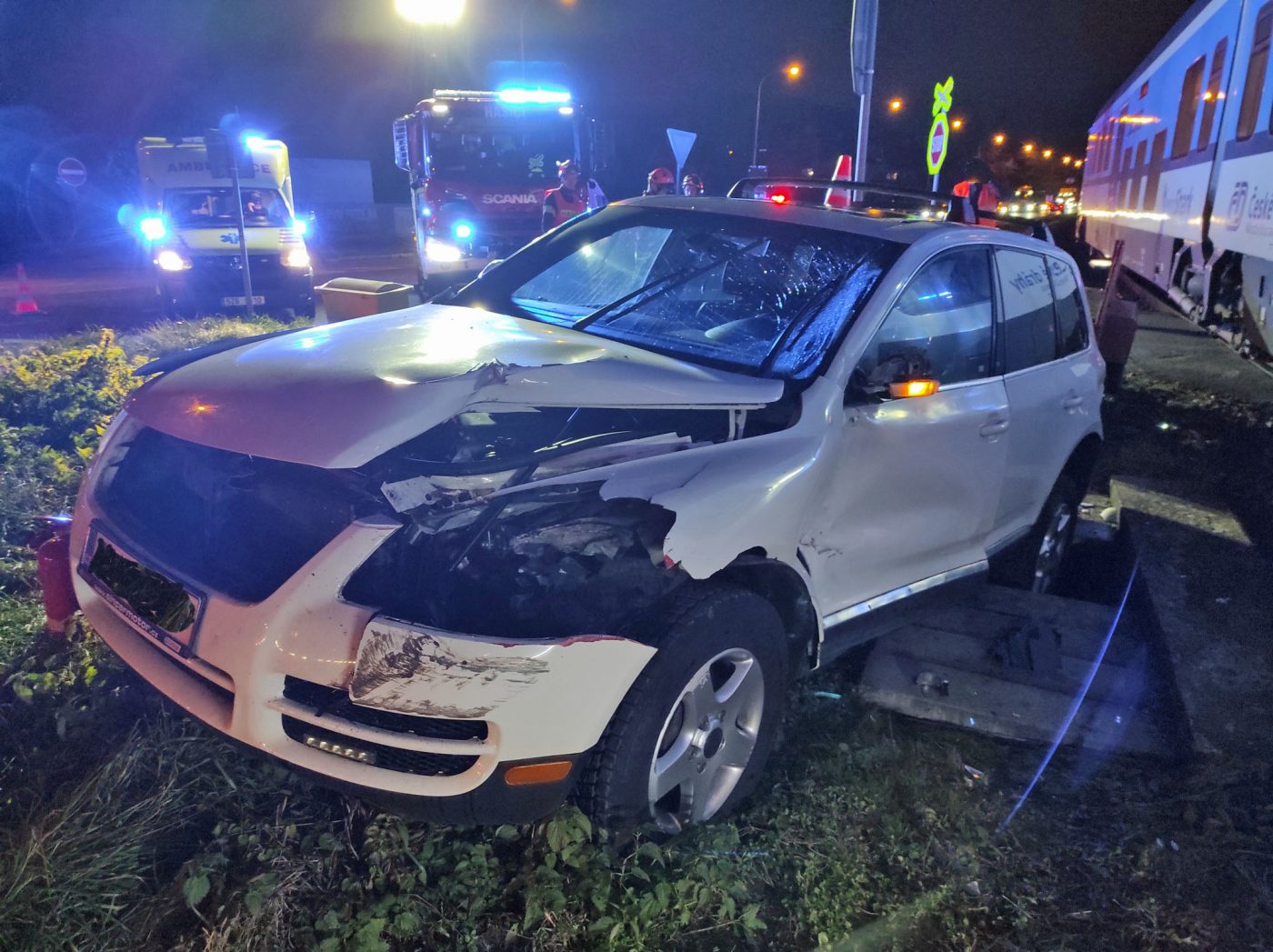 V Želechovicích vjelo auto před vlak. Foto: ZZS