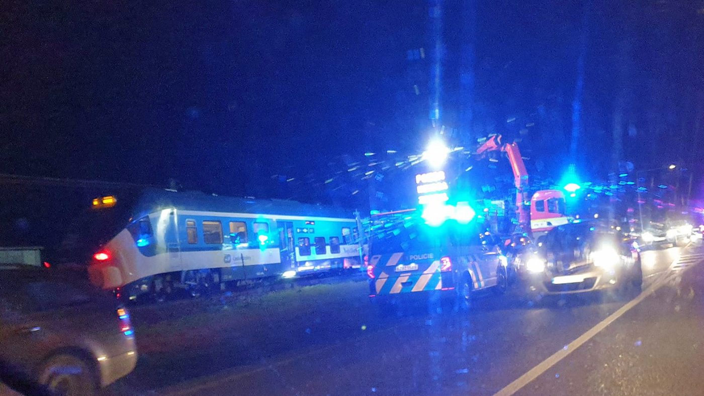 V Želechovicích vjelo auto před vlak. Foto: Radim Radost