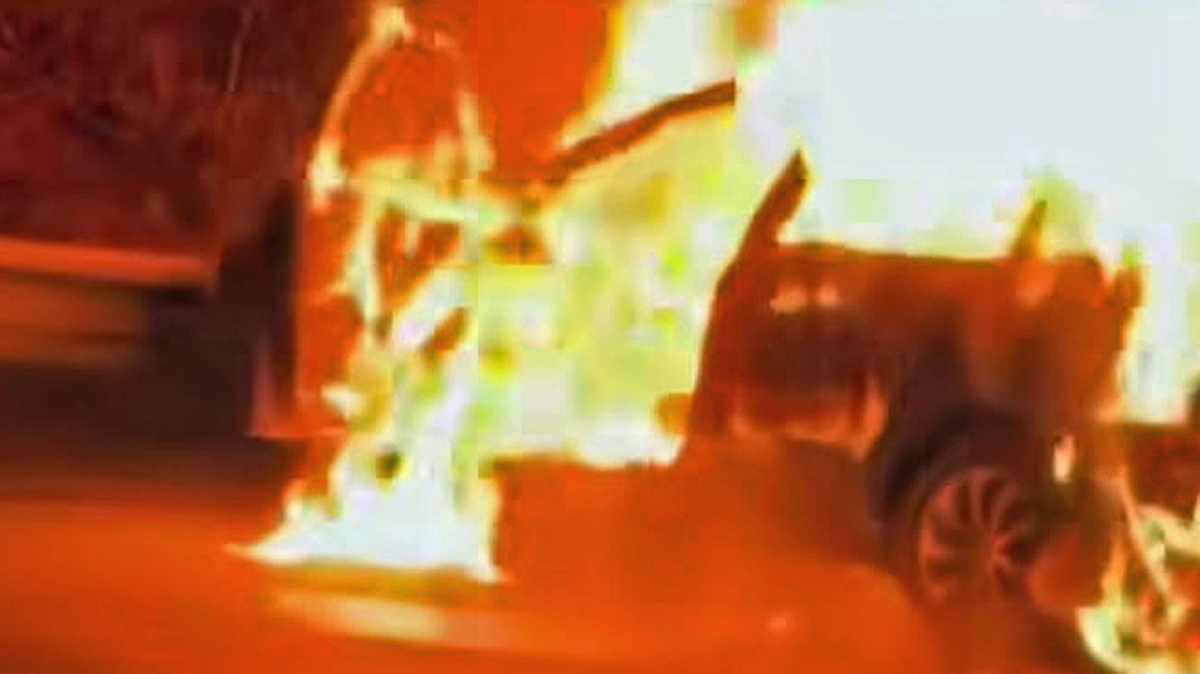 Požár dvou aut v Bucharově ulici. 