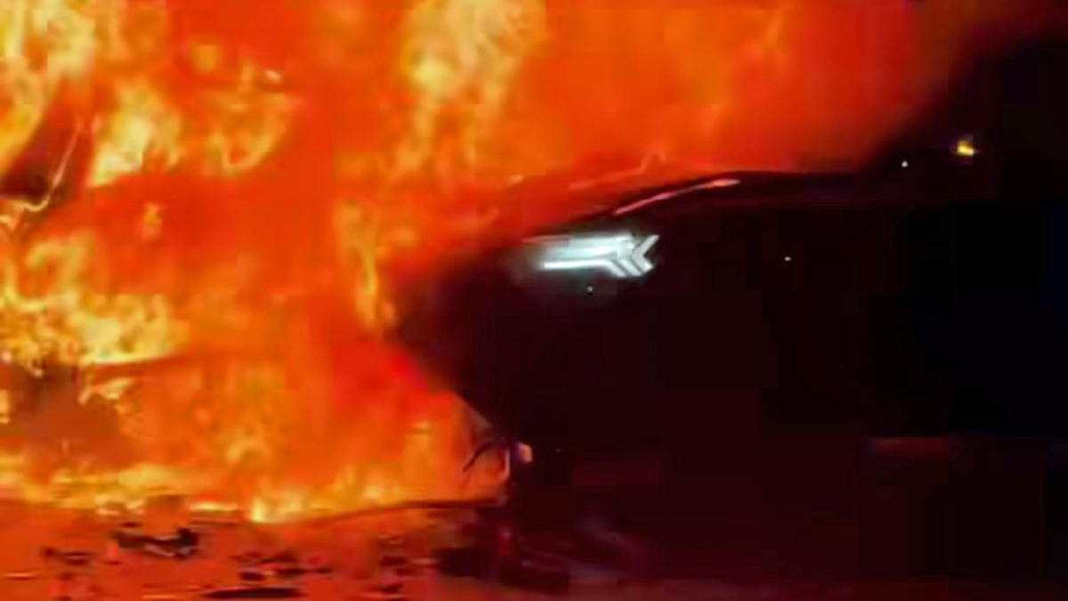 Požár dvou aut v Bucharově ulici. 