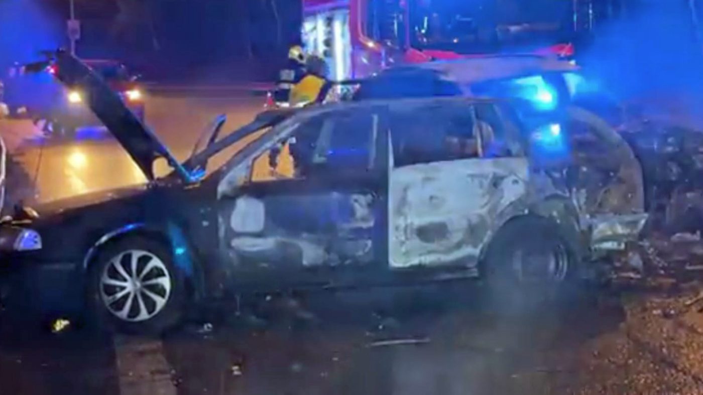 Požár dvou aut v Bucharově ulici. 