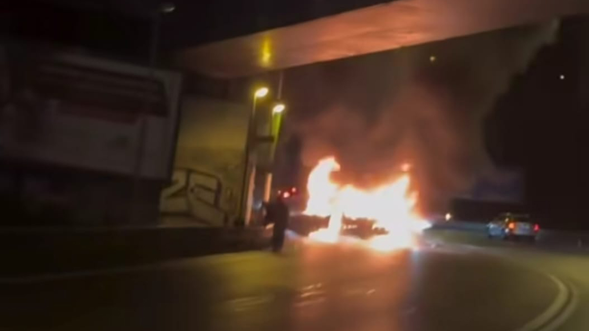 Požár dvou aut v Bucharově ulici. 