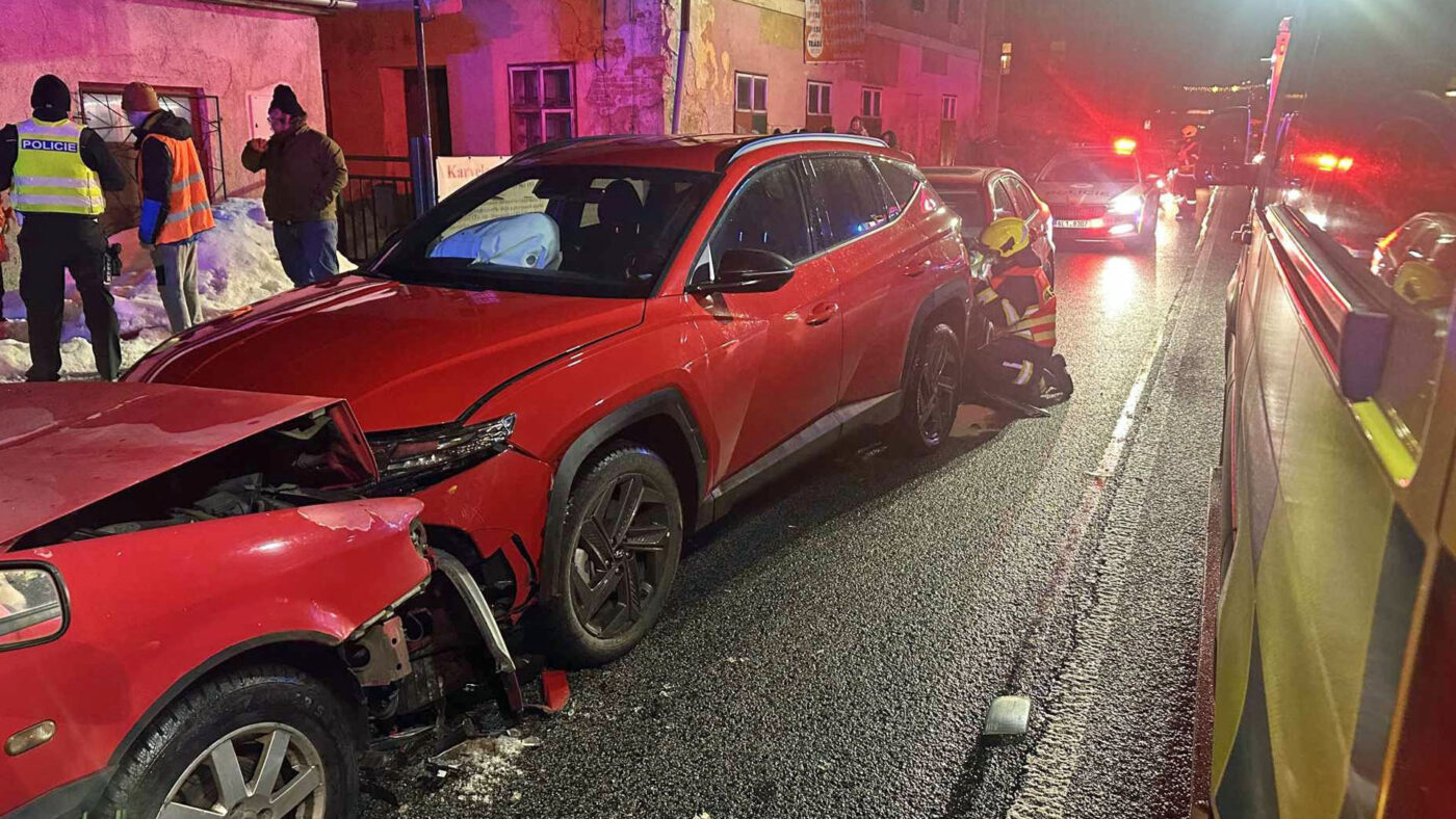 Hromadná nehoda v Desné. Foto: HZS